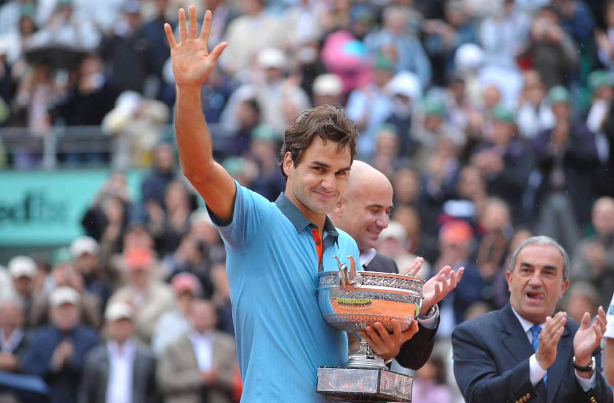 2009 hatte die Nummer eins der Tenniswelt endlich auch den vierten Grand-Slam-Titel erobert, der ihm bis dato noch gefehlt hatte. Nach bislang drei Erfolgen in Melbourne, fünf Triumphen in Wimbledon und fünf Finalsiegen bei den US Open grüßte Roger Federer auch in Paris in Roland Garros als Gewinner.
