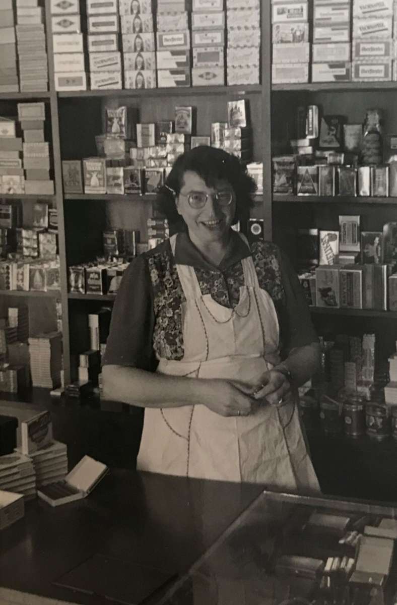 Am 1. Mai 1928 hat Doris Mezger gemeinsam mit ihrem Mann Karl Mezger den Laden namens Tabakwaren aller Art in Vaihingen gegründet. Meistens stand die konsequente Nichtraucherin selbst im Laden.