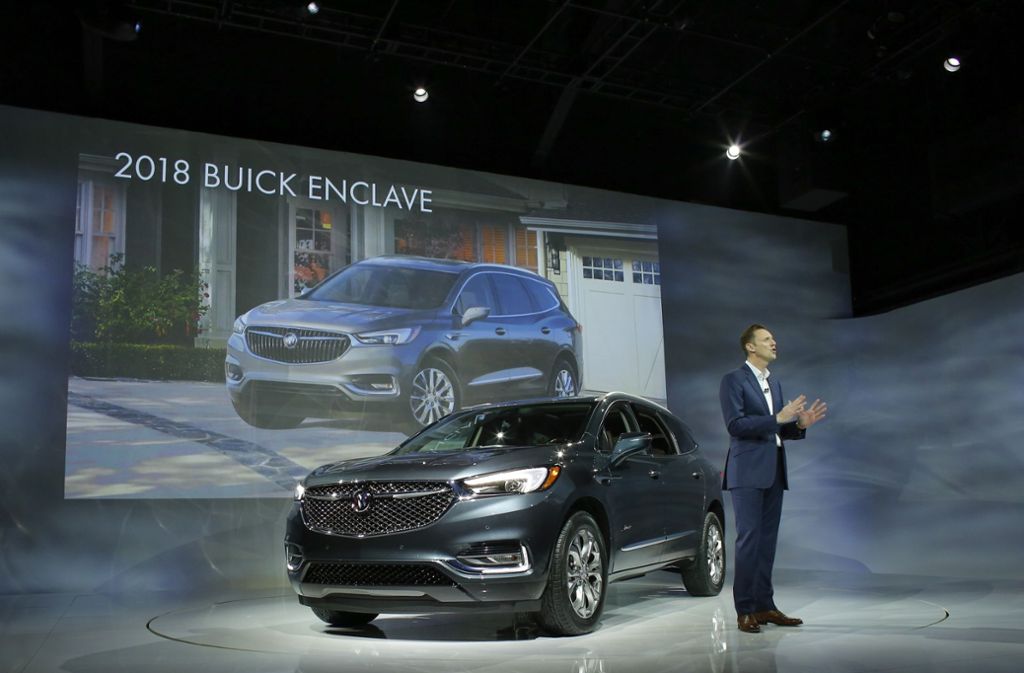 Auch andere Automarken präsentieren ihre neuen Modelle: Duncan Aldred, Vizepräsident von Global Buick und General Motors, stellt den neuen SUV Buick Enclave Avenir vor.