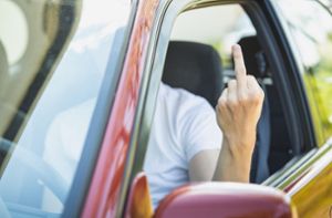 Zwei Autofahrer provozieren und beleidigen sich