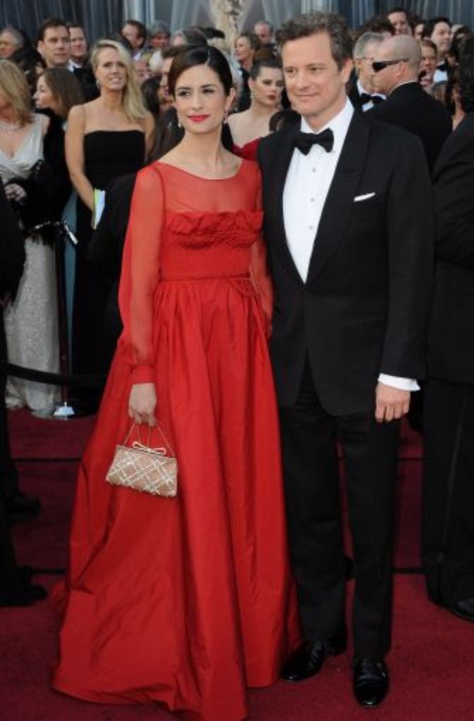 In "Dame, König, As, Spion" war auch Colin Firth zu sehen - seine italienische Frau Livia Giuggioli trug eine rote Valentino-Robe, die leider ein wenig auftrug.