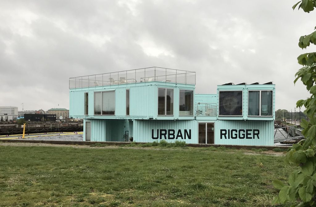 Die Studentin lebt in einem alten Schiffscontainer im Hafen Kopenhagens. Urban Rigger heißen die schwimmenden Wohnungen.