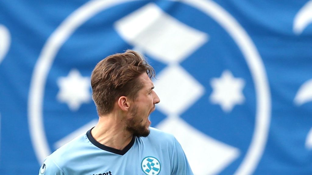  Der Fußball-Regionalligist Stuttgarter Kickers feiert beim Liga-Debüt von Interimstrainer Dieter Märkle bei Eintracht Trier einen überzeugenden 4:1-Auswärtserfolg. Angreifer Mijo Tunjic ebnet den Blauen mit einem Doppelpack den Weg zu ihrem fünften Saisonsieg. 