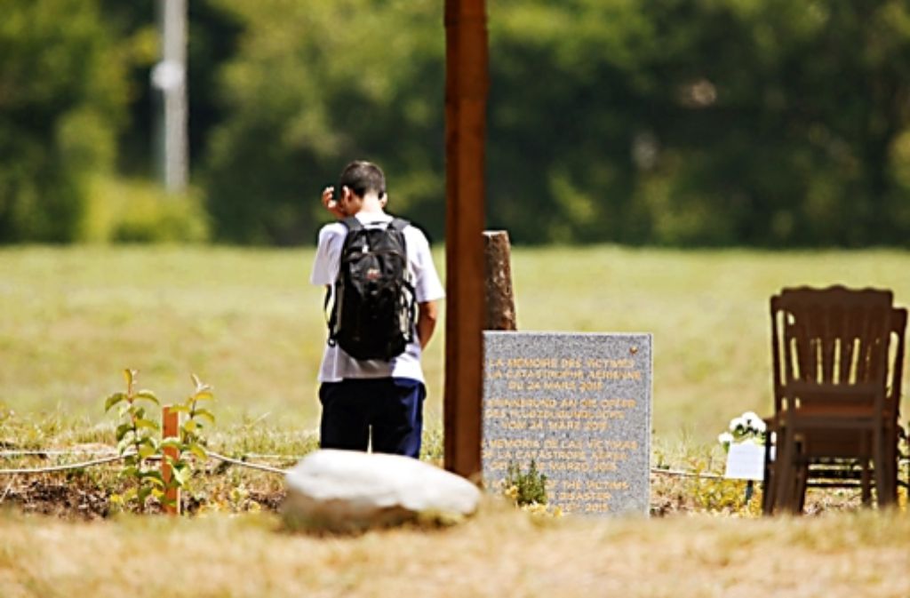Ein Junge trauert an der Stele, die zum Gedenken an die Opfer aufgestellt wurde.