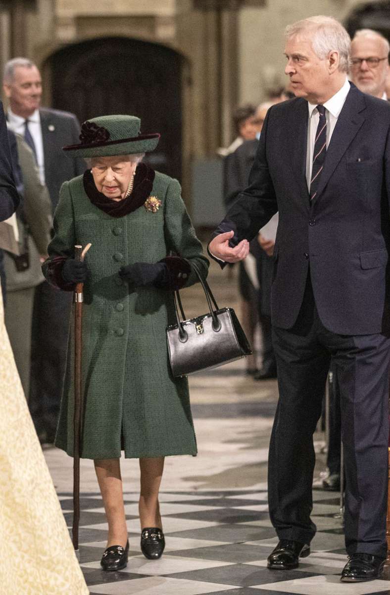 Die Queen kam spät – viele hatten befürchtet, die Gesundheit der 95-Jährigen ließe eine Teilnahme nicht zu.