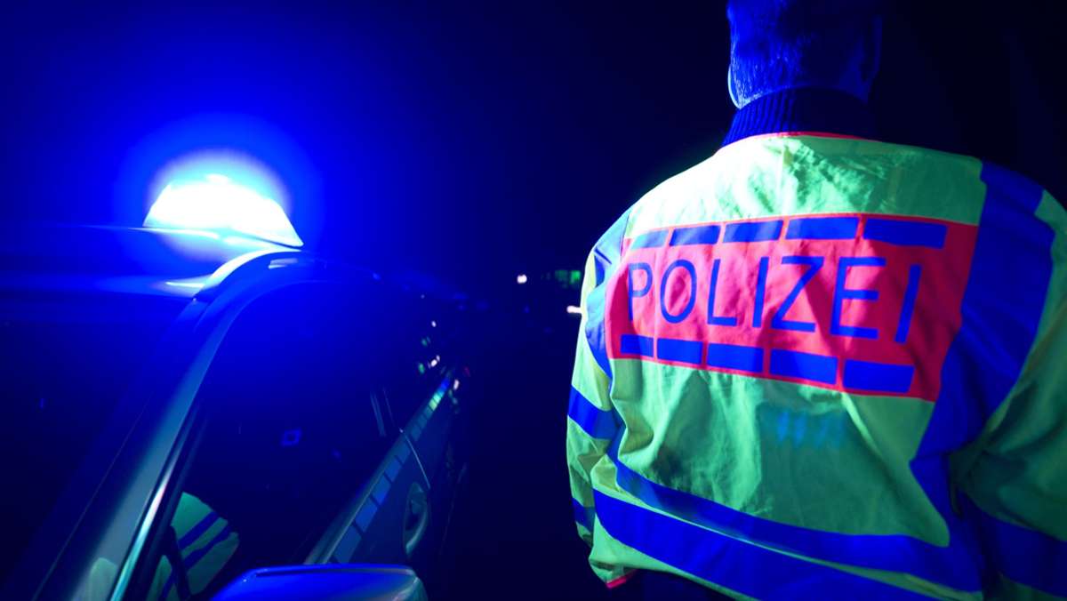 Verkehrsunfall in Nürtingen: Alkoholisierter 21-Jähriger kracht in parkendes Auto