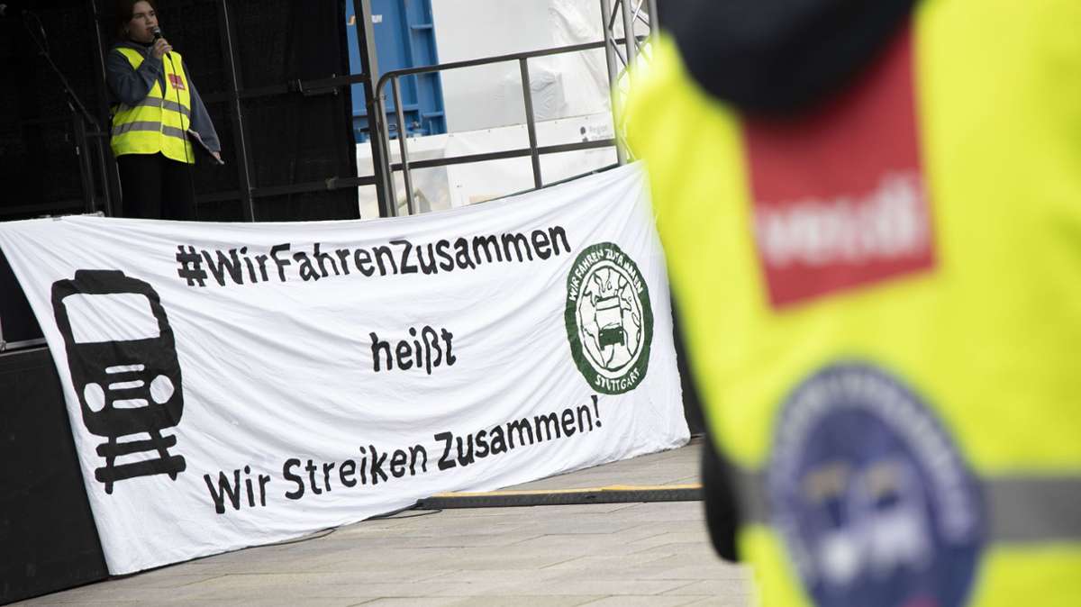 Am zweiten Tag des Verdi-Streiks bei den Stuttgarter Straßenbahnen (SSB) haben die Beschäftigten auf dem Marktplatz ihrem Unmut Luft gemacht. Unterstützt wurden sie dabei vom Zusammenschluss „Fridays for future“.