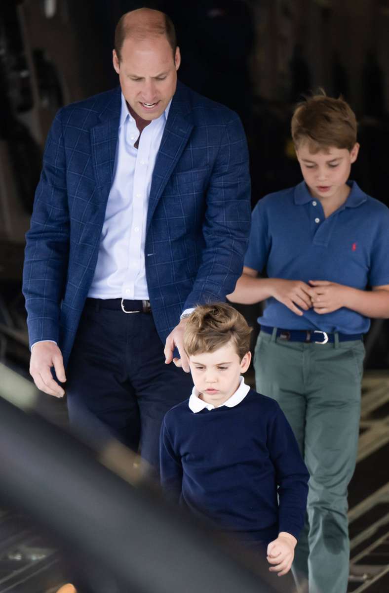 ... trägt Prinz George 2023 deutlich cooler als sein Vater 1990.
