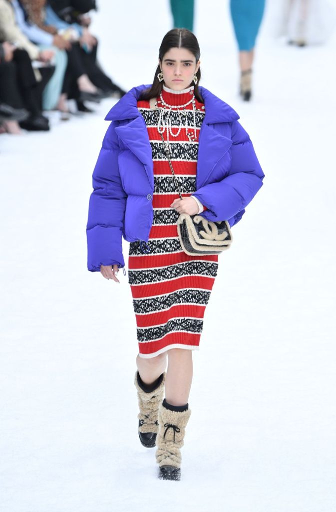 Chanel im Schnee: Streifen, Volumen und auffällige Schnee-Boots.
