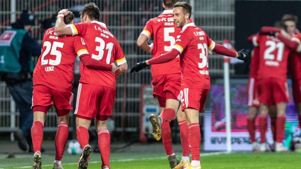  Nach dem FC Bayern und dem BVB überrumpelt Union Berlin auch das nächste Spitzenteam. Dank eines späten Treffers des eingewechselten Cedric Teuchert gewinnt Union gegen Bayer Leverkusen. Die Eisernen stehen nun zumindest vorübergehend auf einem Champions-League-Platz. 