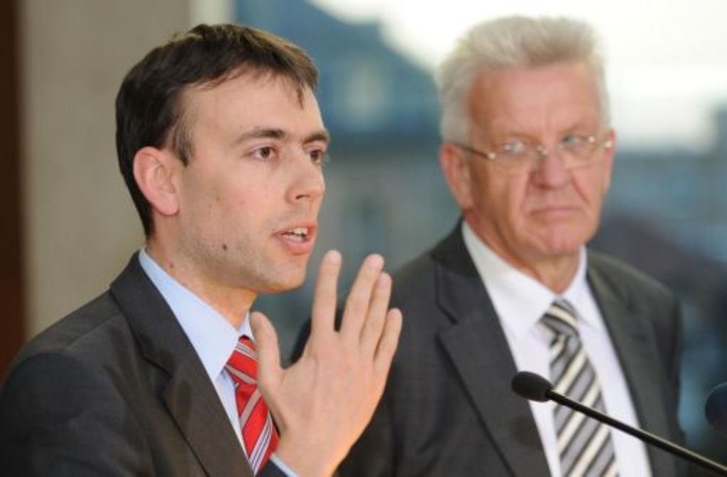 Wirtschafts- und Finanzminister Nils Schmid (SPD, links) und Ministerpräsident Winfried Kretschmann streben die Netto-Null im Landeshaushalt 2012 an. Foto: dpa