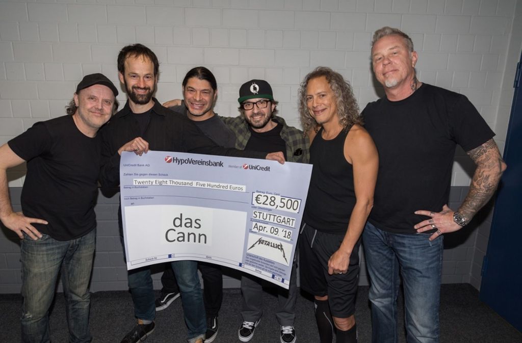 Die Band Metallica hat dem Jugendhaus „dasCann“ aus Bad Cannstatt vor dem Konzert in Stuttgart einen Scheck mit einer Spende im fünfstelligen Bereich überreicht.