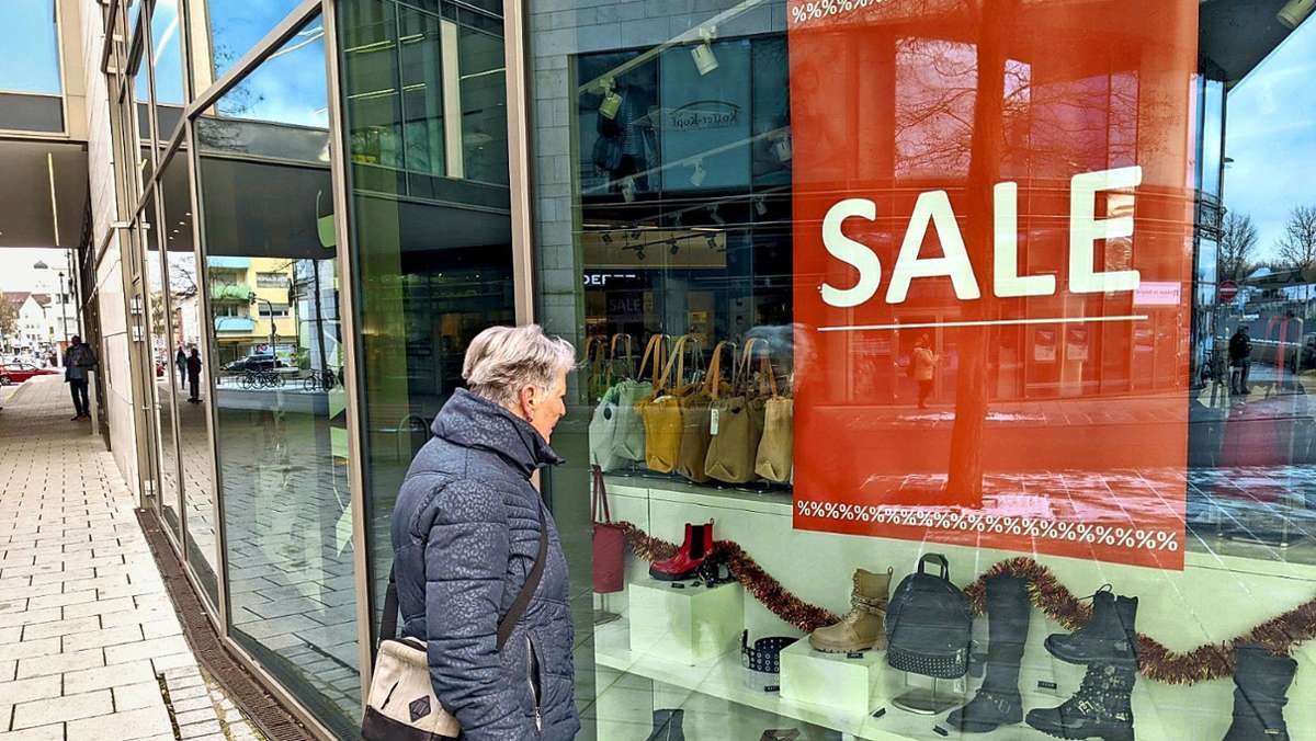  Die Befürchtungen des südwestdeutschen Einzelhandels scheinen wahr zu werden: Grenznahe Einkaufszentren im Freistaat berichten von Umsatzzuwächsen am Samstag. 