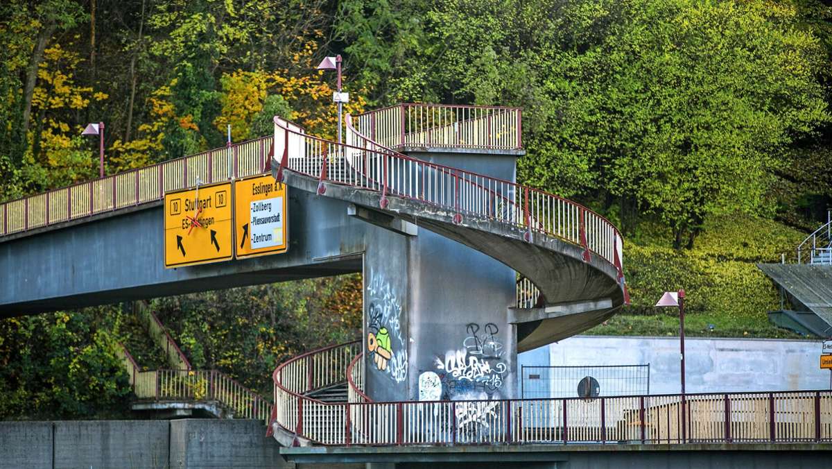  Schon mehrfach schien der Esslinger Alicensteg dem Untergang geweiht. Doch seit er als mögliche Trasse für den geplanten Radschnellweg von Stuttgart nach Reichenbach gilt, ergeben sich ganz neue Perspektiven für die Verbindung von Merkelpark und Zollberg. 