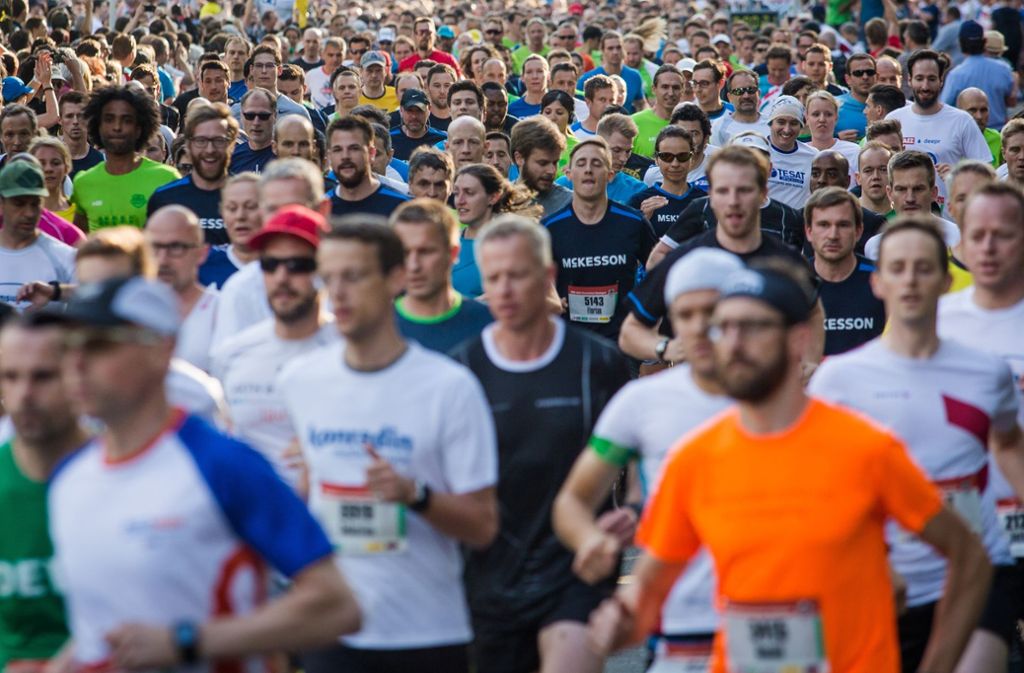 Bei perfektem Wetter sind 6000 Läuferinnen und Läufer beim AOK Firmenlauf mitgelaufen.