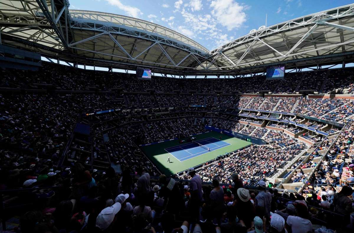 Traumhafte Kulisse beim Weiterkommen des Favoriten. Djokovic bezwingt Nishikori. Ins Arthur Ashe Stadion passen über 22.500 Zuschauer - das größte Tennisstadion der Welt.
