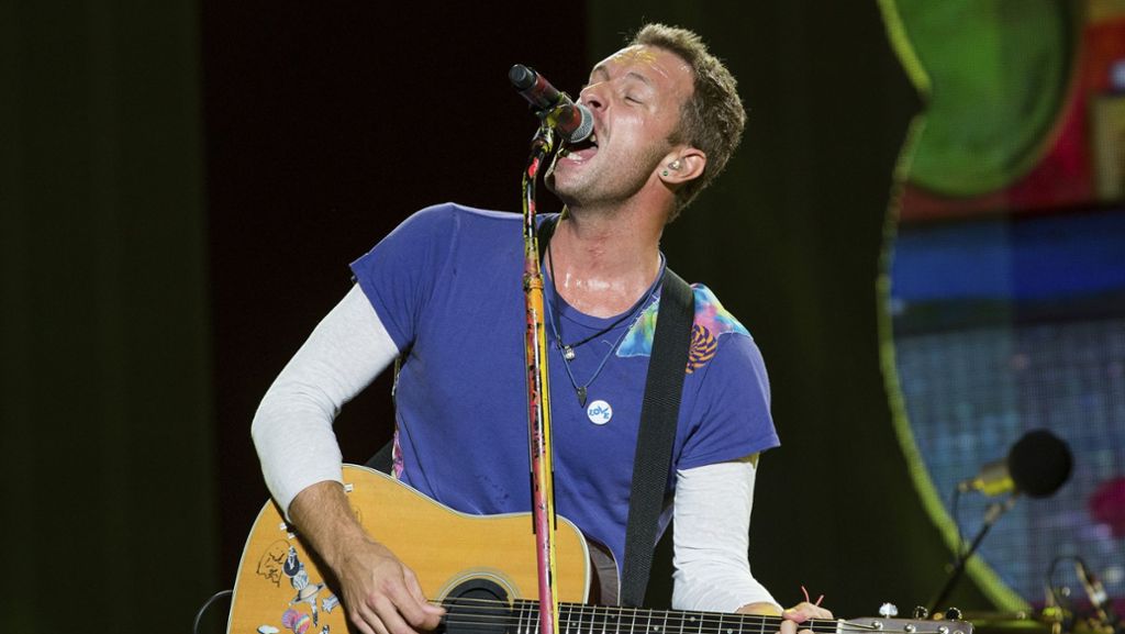  Coldplay-Frontsänger Chris Martin hat beim Besuch eines Obdachlosenwohnheims in London an den verstorbenen britischen Sänger George Michael erinnert. Gemeinsam mit einem Bewohner hat er ein bekanntes Lied angestimmt. 