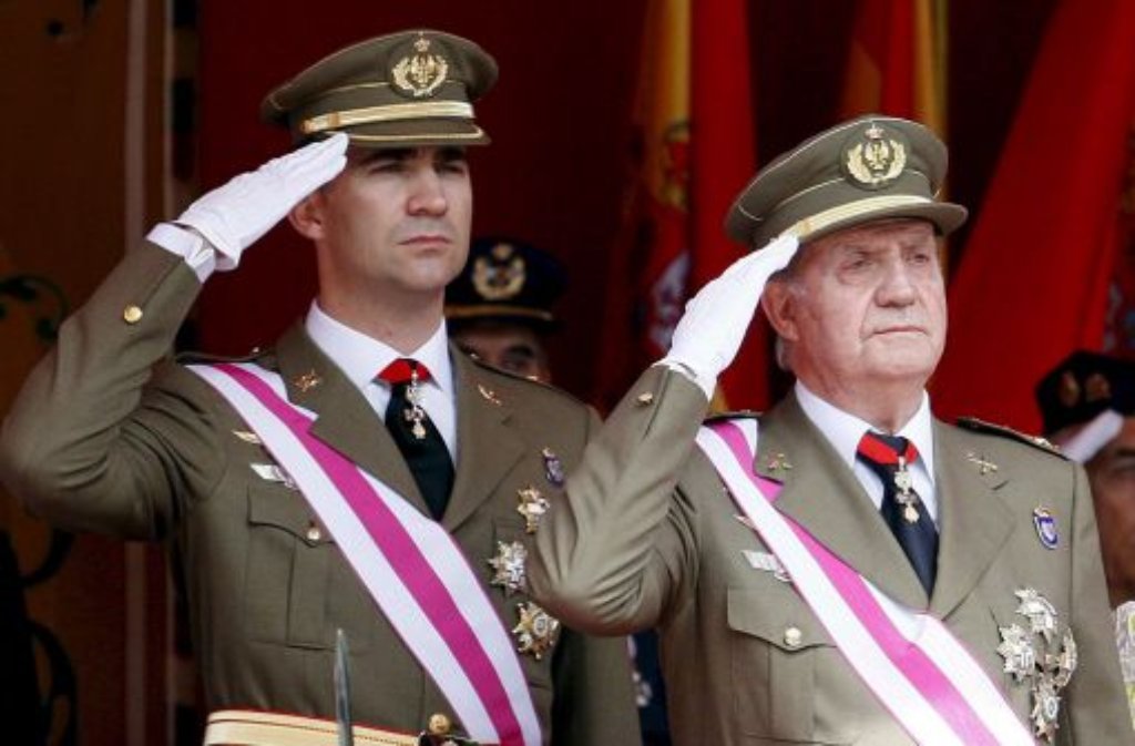 Einige Politiker legten Juan Carlos gar eine Abdankung zugunsten des Kronprinzen Felipe nahe. In einer Geste, die in derGeschichte der spanischen Monarchie ohne Beispiel ist, entschuldigte der König sich öffentlich und gelobte Besserung.