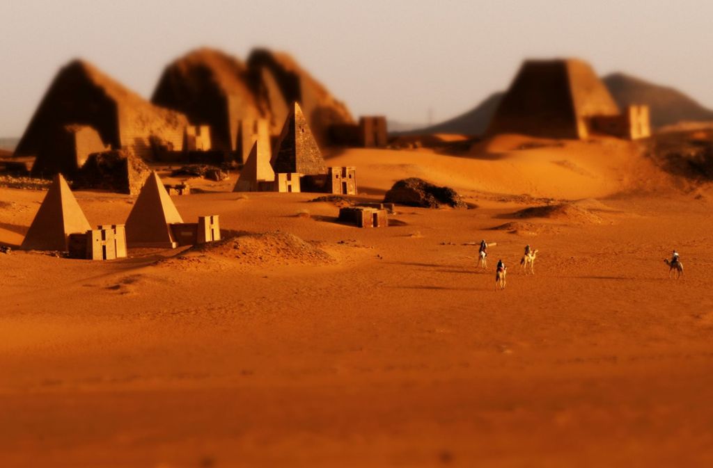 Die Pyramiden von Meroe gehören zu den magischsten Orten Afrikas. In Joerg Daibers Film auf Youtube gleichen sie einer Spielzeuglandschaft voller Würde. Fotos:Joerg Daiber