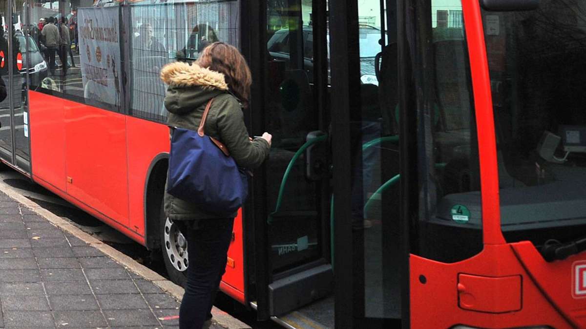 Vorfall in Bus in Jettingen: Fahrgast nimmt Jungen  in den Schwitzkasten