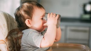 Ab wann dürfen Babys Wasser trinken?