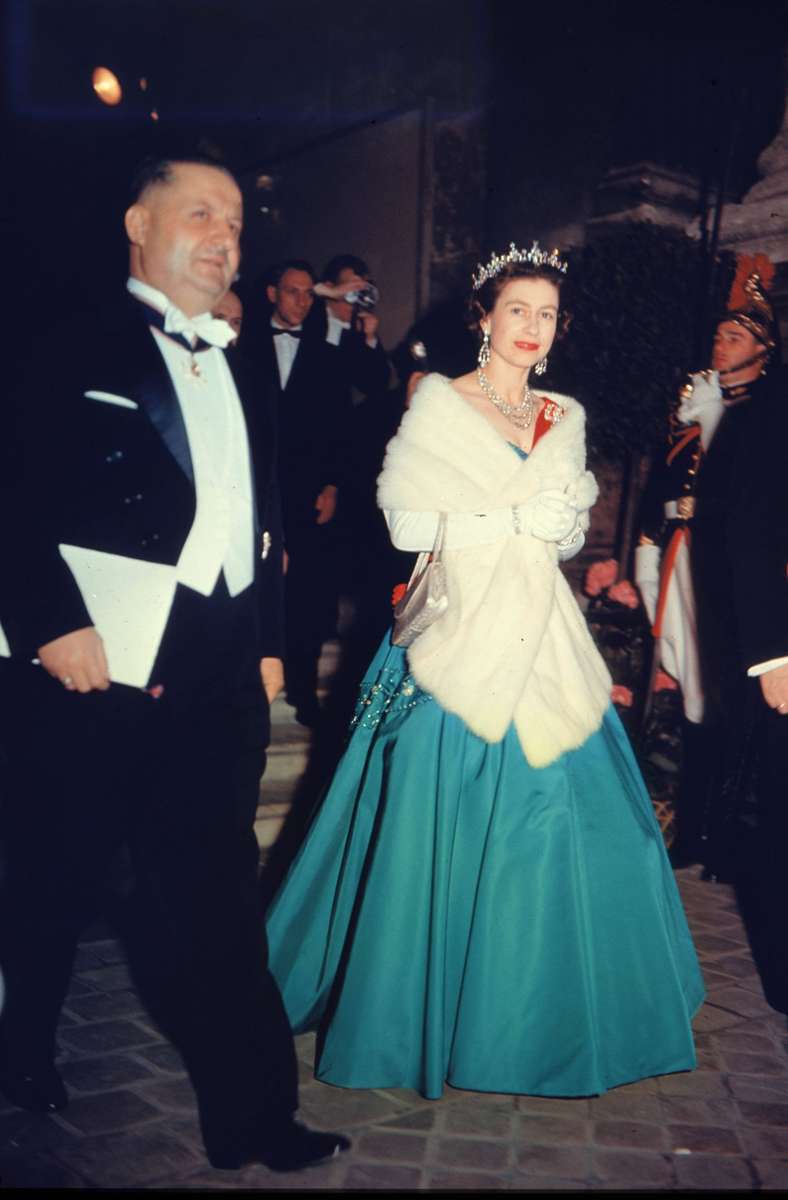 Zu Abendempfängen trug die Queen in den 1960er Jahren gern Pelzstolen und weiße Handschuhe, die bis über die Ellenbogen reichten.