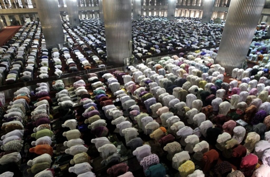 In Jakarta versammelten sich viele Menschen in Moscheen.