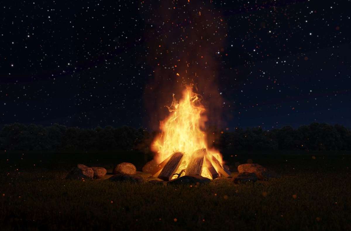 Ein knisterndes Lagerfeuer wärmt nicht nur verkühlte Camper auf, sondern sorgt auch für gemütliche Stimmung.