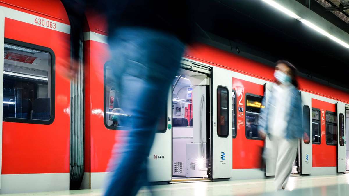  Zwischen den Haltestellen Stadtmitte und Bad Cannstatt belästigt ein Mann eine Reisende. Im Zuge dessen kommt es in der Stuttgarter S-Bahn zu einer Auseinandersetzung mit einem weiteren Fahrgast. 