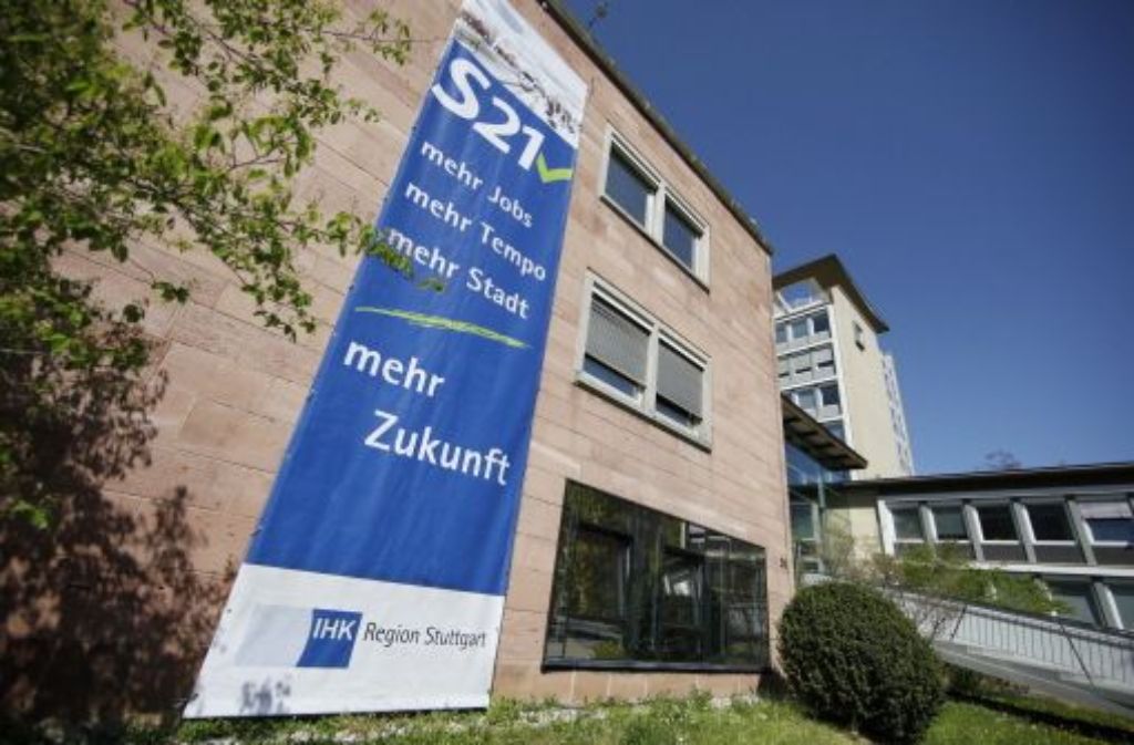 Abgehängt: Das S21-Banner am Gebäude der IHK Foto: Wagner