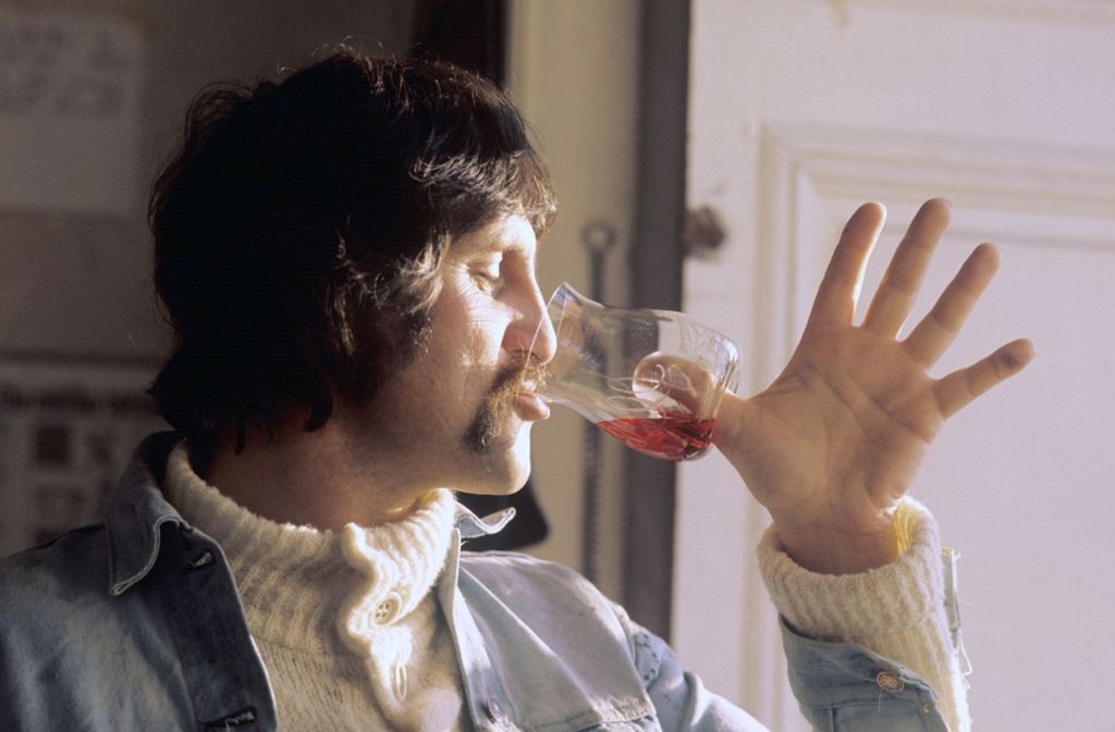 In seinem damaligen Schloss Harkotten führt Colani 1973 ein von ihm gestaltetes Weinglas vor, das statt Stiel eine Vertiefung im Boden hat.