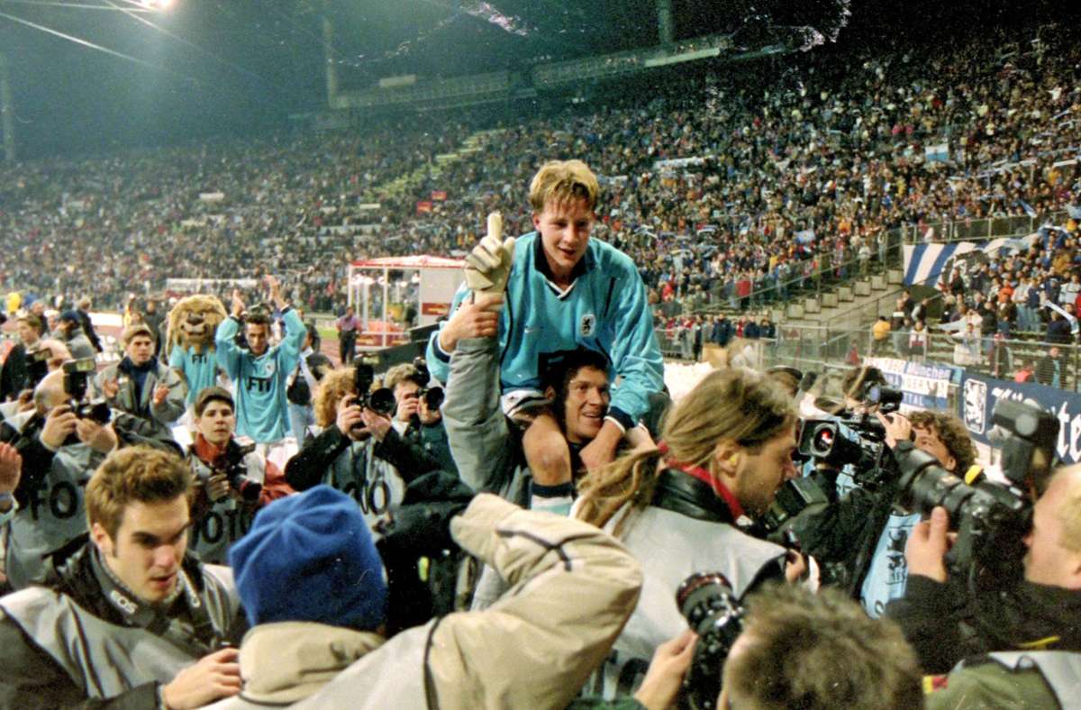 Derbytime im Olympiastadion: Thomas Riedl vom TSV 1860 wird zum König von München, nachdem er am 27. November 1999 mit seinem späten Treffer zum 1:0 die großen Bayern besiegt hat.