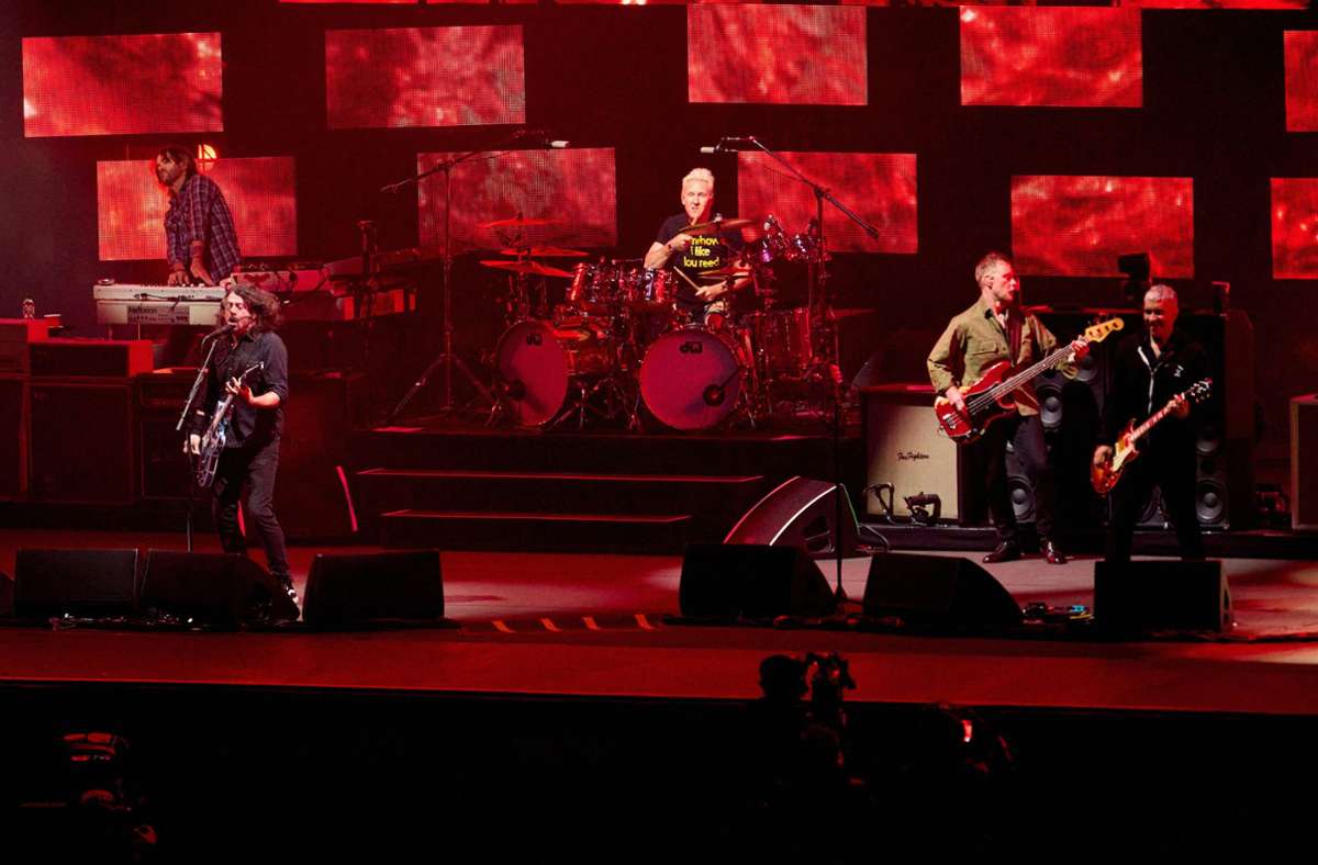 Die Foo Fighters geben auf der Bühne Gas.