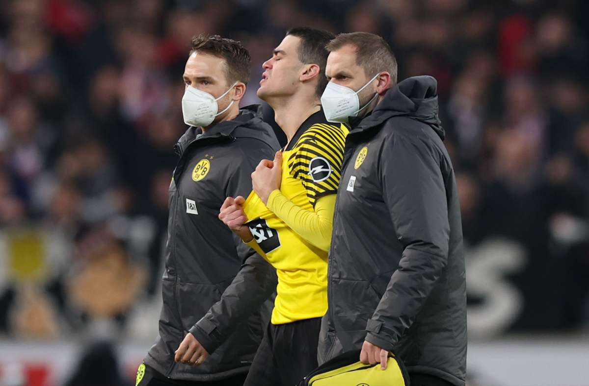 Dortmunds Giovanni Reyna muss verletzt vom Platz.