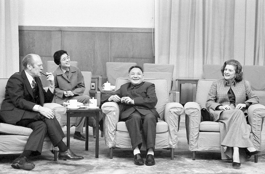 Auch Maos einstiger Weggefährte Deng Xiaoping – hier 1975 mit US-Präsident Gerald Ford – wird entmachtet. Seinen Sohn werfen die Roten Garden aus dem Fenster, er bleibt sein Leben lang gelähmt.