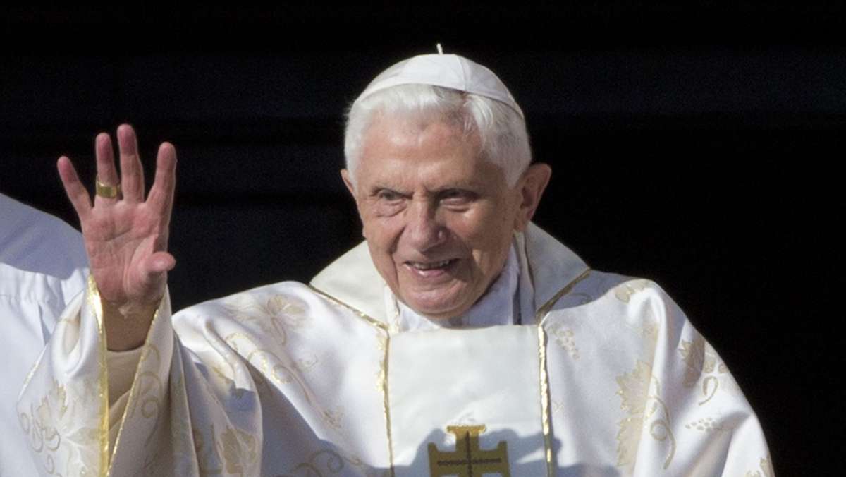  Entgegen früherer Aussagen hat der emeritierte Papst Benedikt XVI. offenbar doch an einer Sitzung teilgenommen, bei der über einen Priester gesprochen wurde, der mehrfach wegen sexuellen Missbrauchs von Kindern auffällig geworden war. 