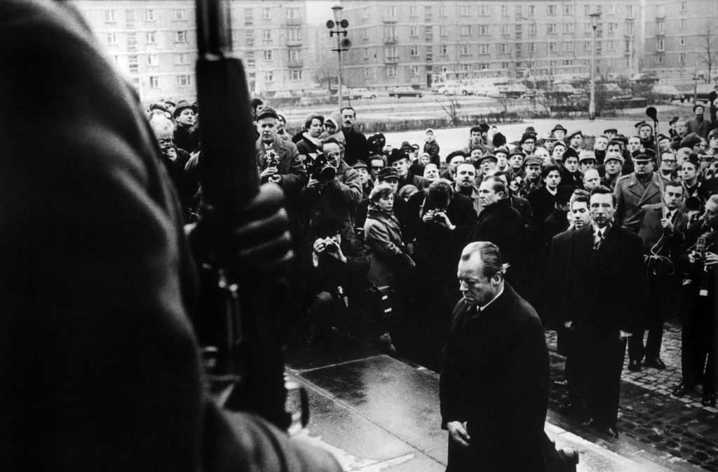 Ein Foto, das um die Welt ging: Bundeskanzler Willy Brandt kniete am 7. Dezember 1970 vor dem Mahnmal im einstigen jüdischen Ghetto in Warschau, das den Helden des Ghetto-Aufstandes vom April 1943 gewidmet ist.