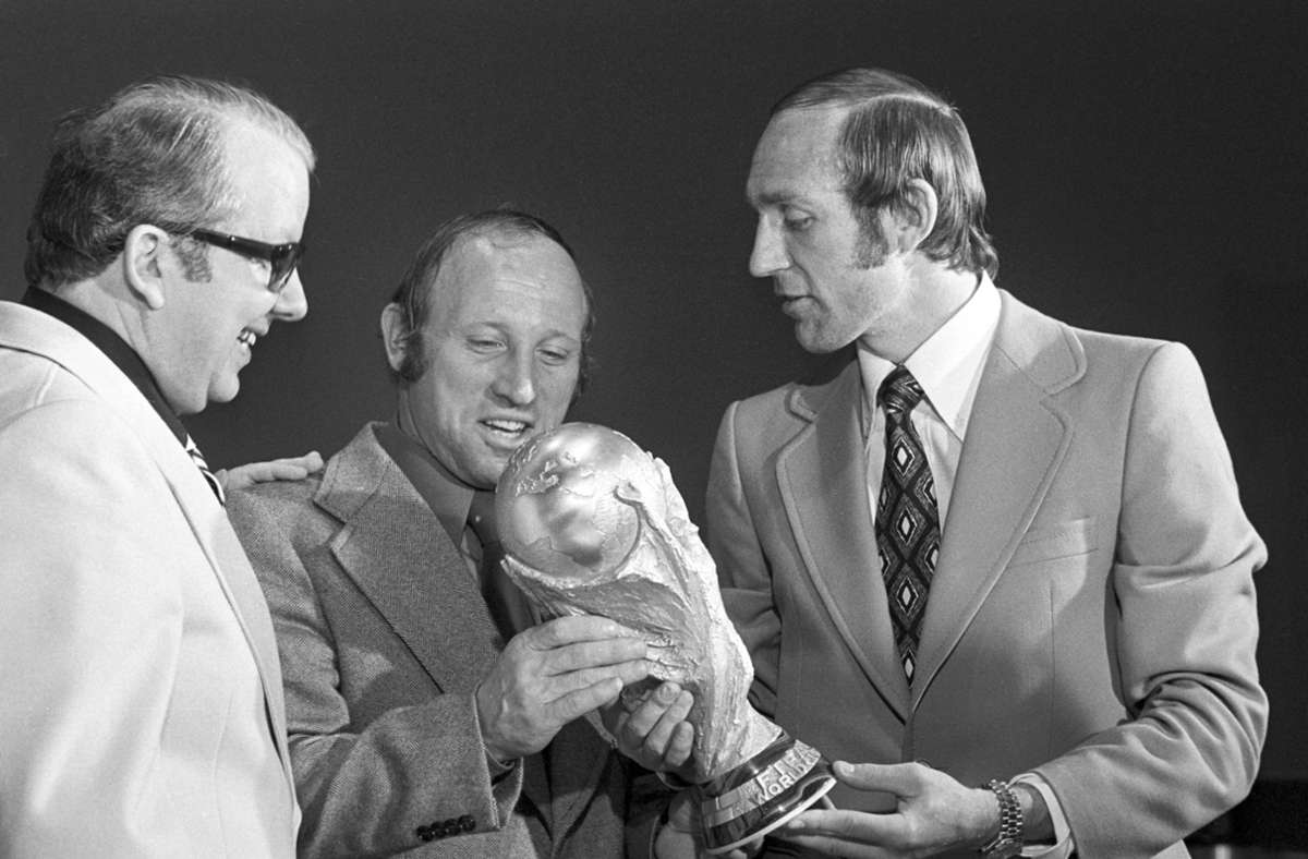 Von links: Hermann Neuberger, damaliger Präsident des Organisationskomitees, Uwe Seeler und Willi Schulz, beide Alt-Nationalspieler, bei der Vorstellung des FIFA WM Pokals im Jahr 1973
