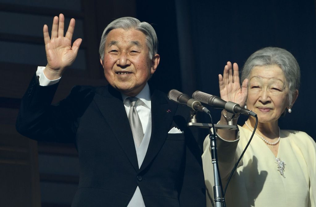 2. Januar 2017: Seine japanische Kaiserliche Majestät Akihito (links) gemeinsam mit seiner Frau, ihrerseits kaiserliche Majestät Michiko (rechts) auf dem Balkon des Kaiserpalasts in Tokio. Rund 47 000 Gratulanten haben sich dort versammelt, um der Neujahresrede des Kaiser zu lauschen.