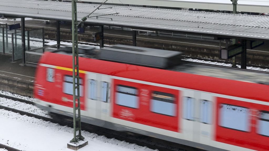 Bahnhof Feuerbach gesperrt: Pendler meldet herrenlose Sporttasche