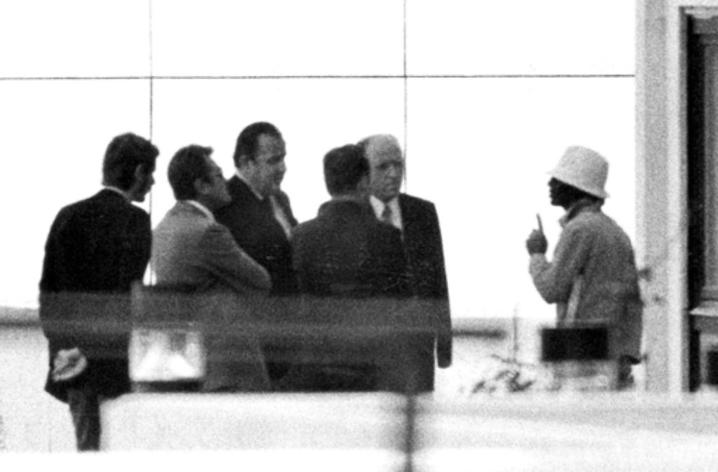 Während seiner Amtszeit fand das Olympia-Attentat in München statt, bei dem palästinensische Terroristen elf israelische Sportler als Geisel nahmen. In diesem Bild vom 5. September 1972 spricht Genscher (3.v.l.) mit einem der Terroristen.