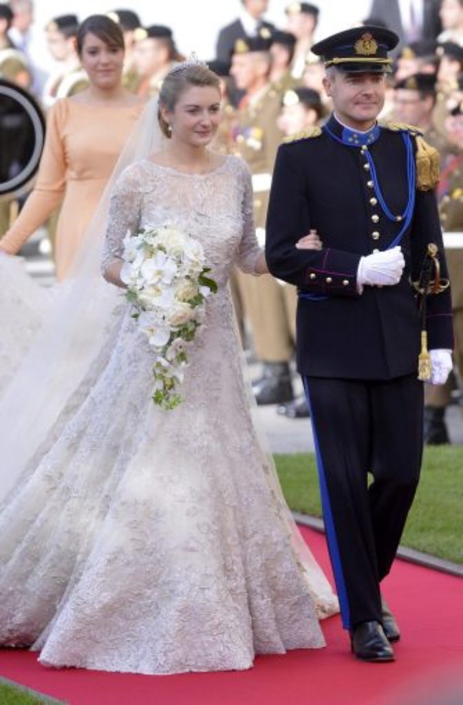 Stéphanie trug ein Brautkleid von Designer Elie Saab.