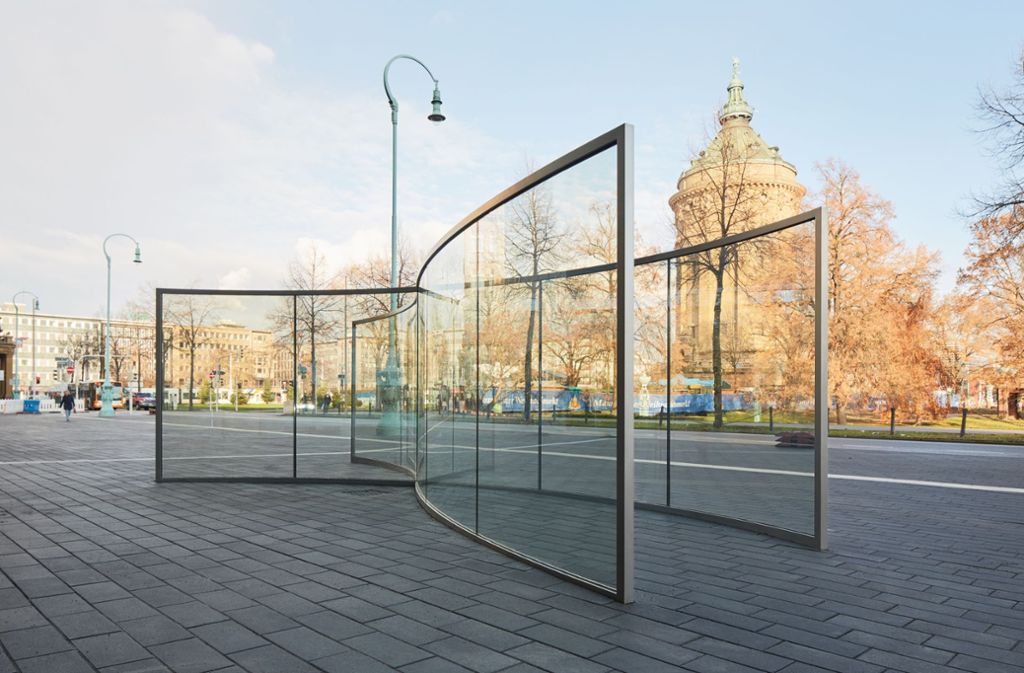 Dan Graham, Two Intersecting Sine Waves, 2017, Glas, Edelstahl, 2,4 x 8,51 x 3,39 m, Kunsthalle Mannheim, © Dan Graham
