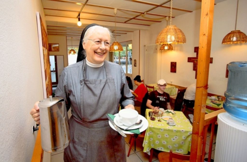 Schwester Margret ist die Seele der Franziskusstube. Ihr Humor und ihre Energie prägen diesen Ort. Alle Juroren für den Stuttgarter des Jahres finden Sie in unserer Bildergalerie. Foto: factum/Granville