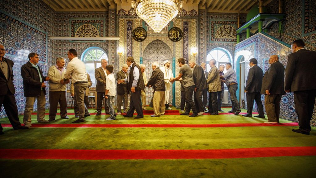  Mit dem Zuckerfest feiern Muslime das Ende des Fastenmonats. Ein Besuch am frühen Morgen in der Waiblinger Ditib-Moschee, wo sich rund 800 Gläubige versammeln. 