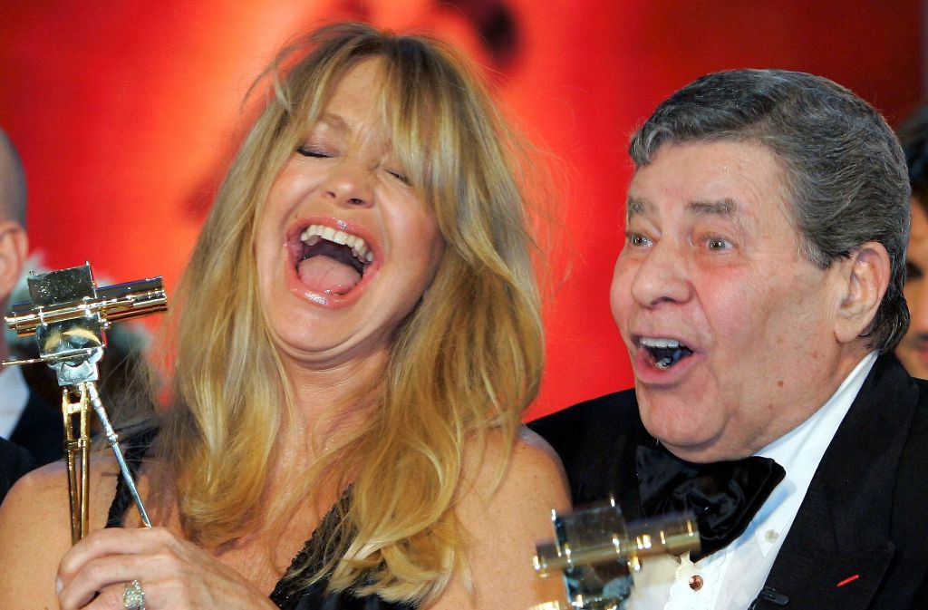 Jerry Lewis zusammen mit der Schauspielerin Goldie Hawn in Berlin bei der Verleihung der Goldene Kamera.