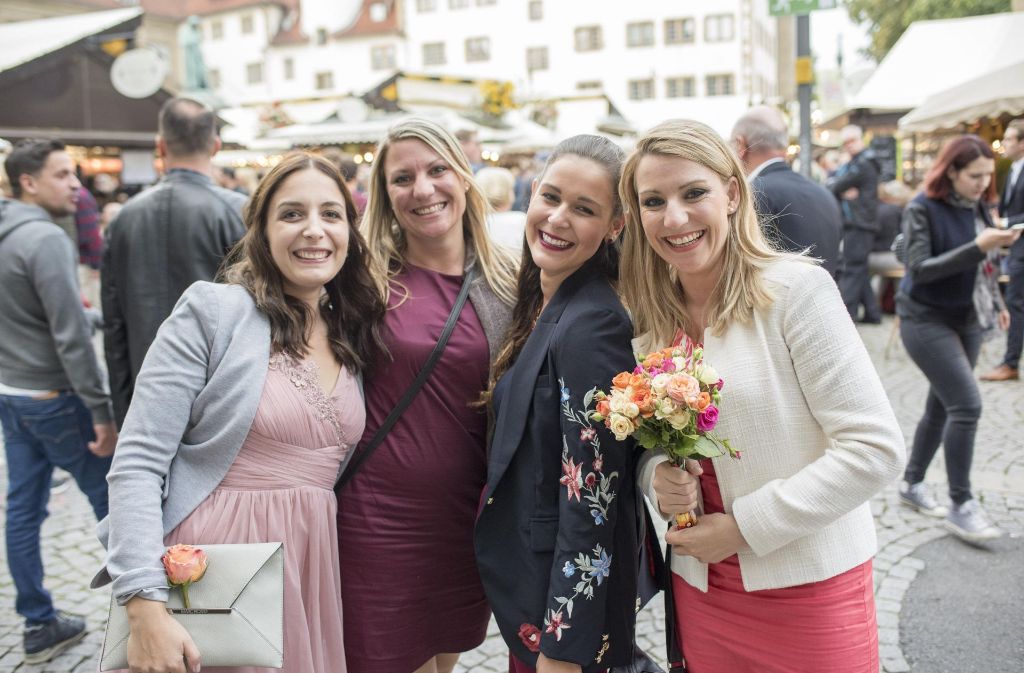 Schick im Abendkleid und mit Blumenstrauß in der Hand: Diese vier Damen haben sich für das 41. Stuttgarter Weindorf herausgeputzt.