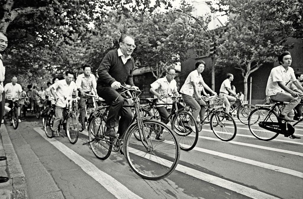 Späth auf dem Rädle: Der Fotograf Burghard Hüdig, der den Ministerpräsidenten auf Reisen begleitete, setzt Späth in Shanghai kurzerhand auf ein Fahrrad.