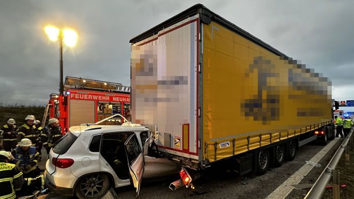 Auto kracht in Lastwagen – A8  für mehr als eine Stunde gesperrt