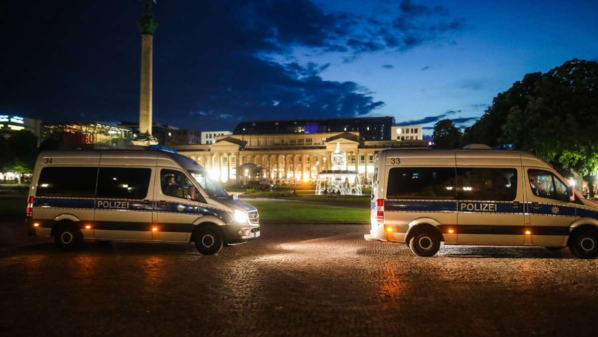  Die Krawallnacht von Stuttgart hat Spuren und Risse hinterlassen. Während die Debatte über die Ursachen für die Randale weitergeht, wollen Land, Stadt und Polizei nach vorne schauen und gemeinsam verhindern, dass sich die Bilder aus der Innenstadt wiederholen. 